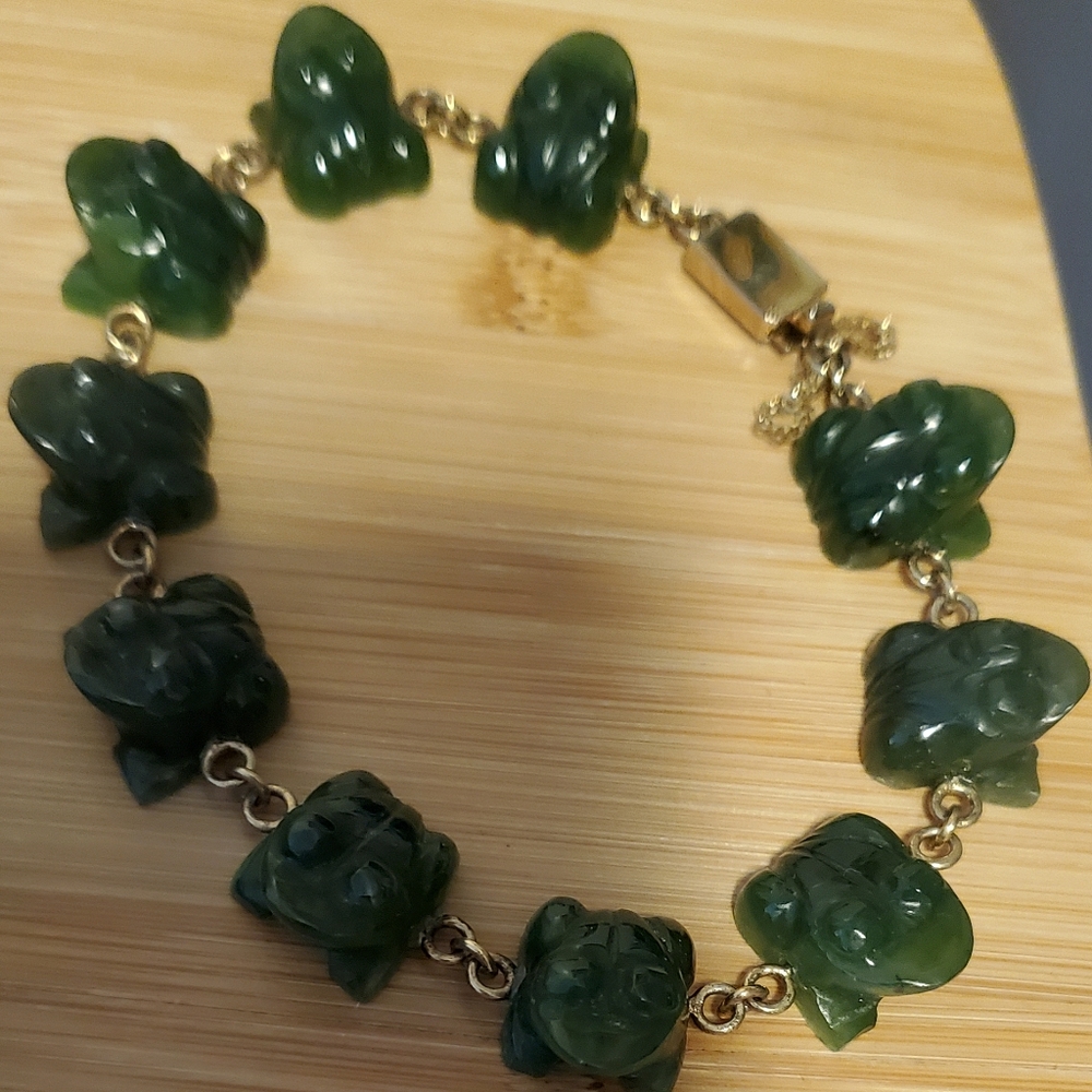 Vintage Nephrite frog motif bracelet glorious